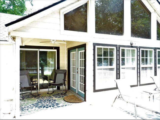 Building Photo - 13545 Northshore Loop