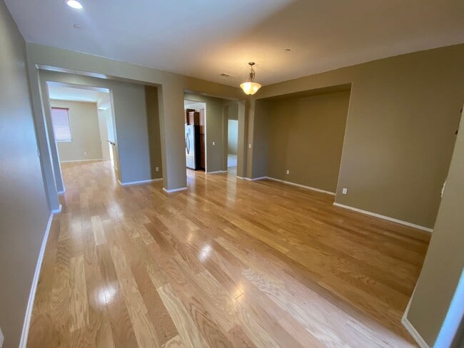 Building Photo - Rosamond 4 bedroom