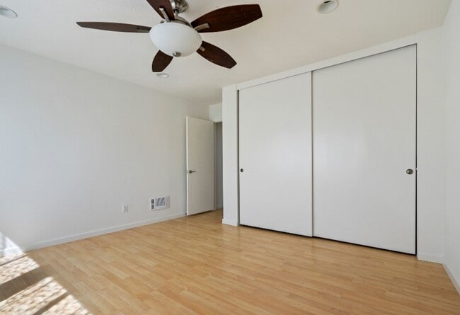 Building Photo - Gorgeous Beach Close Carlsbad Condo!