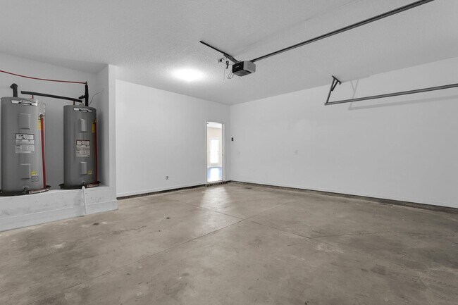 Building Photo - AVAILABLE JUNE 2025 [SMALL PET PREFERRED: ...