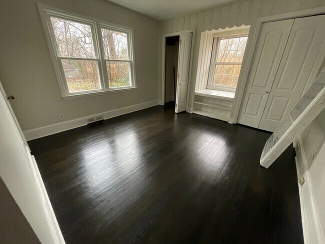 Building Photo - Renovated 2 BR Convenient to Battleground