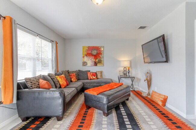 Building Photo - Beautifully Remodeled 3BR Duplex Near Parks, Schools & New Rec Center — Utilities Included. Secti...