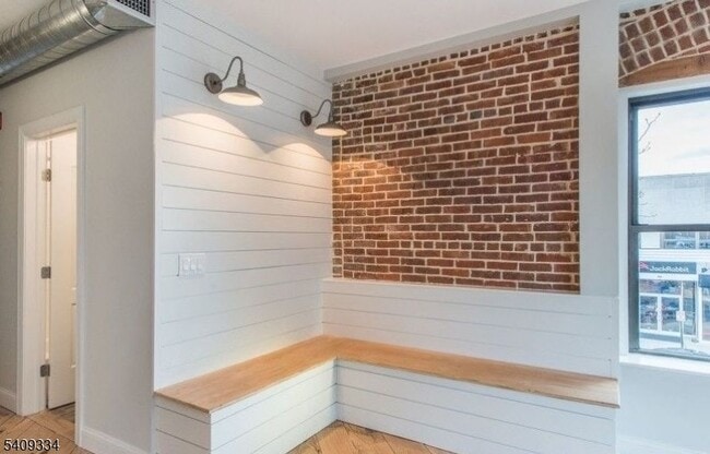 Building Photo - 44 Elm St