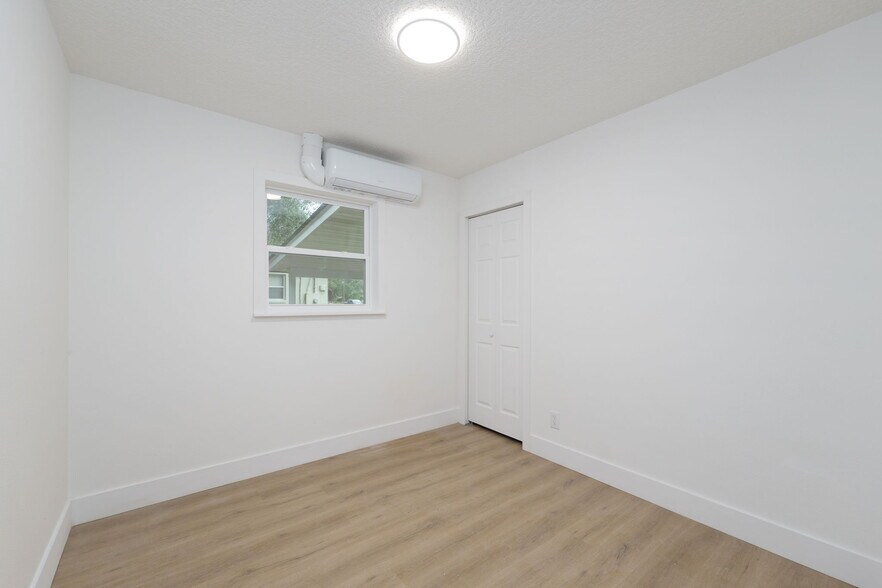 Building Photo - 8514 Oak Leaf Rd