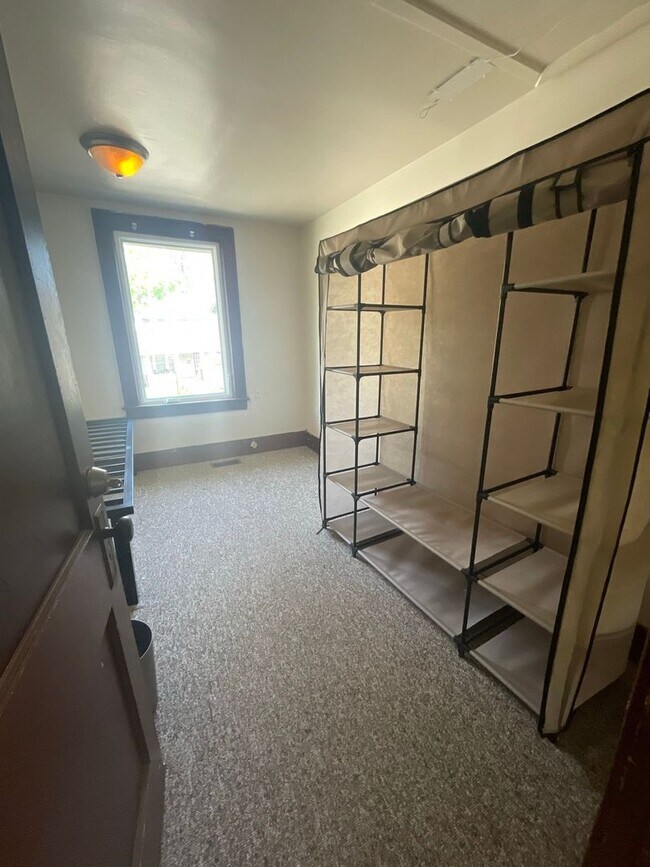 Building Photo - 926 Sylvan Ave