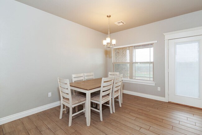 Building Photo - 13806 NE Lafayette Dr