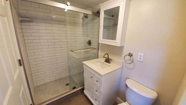 Building Photo - Oceanfront Poolside 2/2 Condo