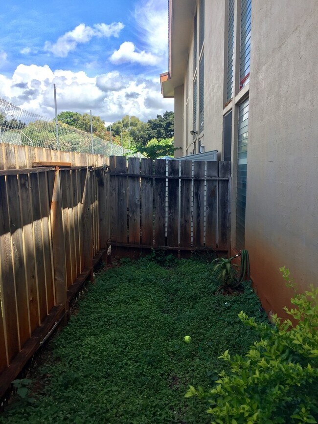 Building Photo - Pearlridge Sunset: 3 Bedroom, 1 Bath Condo...