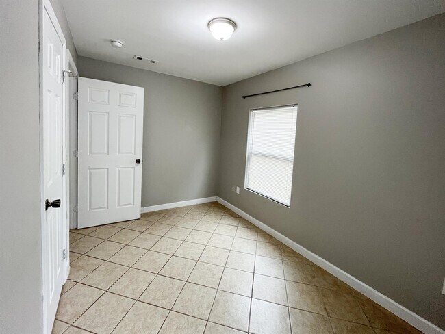 Building Photo - 316 W Chestnut Ave