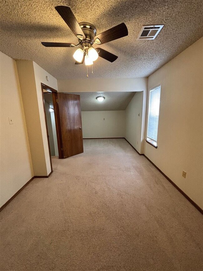 Building Photo - 901 NE Tortoise Dr