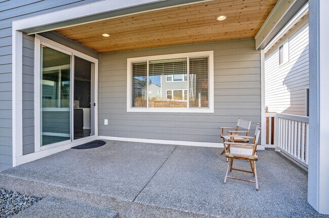 Building Photo - Newer 3-Bed Edgewood Home with A/C, Loft, ...
