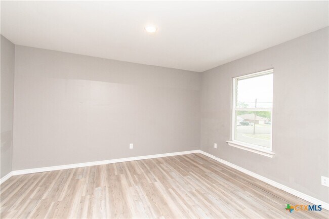 Building Photo - 501 Root Ave