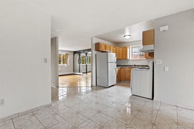 Building Photo - 815 Throgs Neck Expy