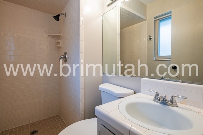 Building Photo - 3608 Eastwood Dr