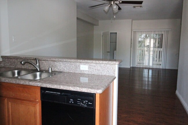 Building Photo - Very large 2 + 2 1/2 townhouse in Northridge