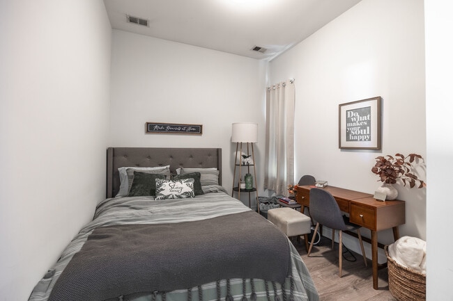 Building Photo - 2247 W Lawrence Ave