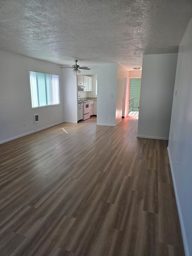 Building Photo - *!*!* Rent Ready Upstairs Pet Friendly 3 B...
