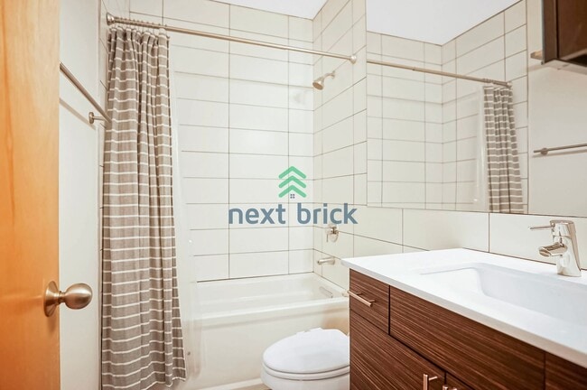 Building Photo - 2 BED & 1.5 BATH URBAN ELEGANCE AND ROOFTO...