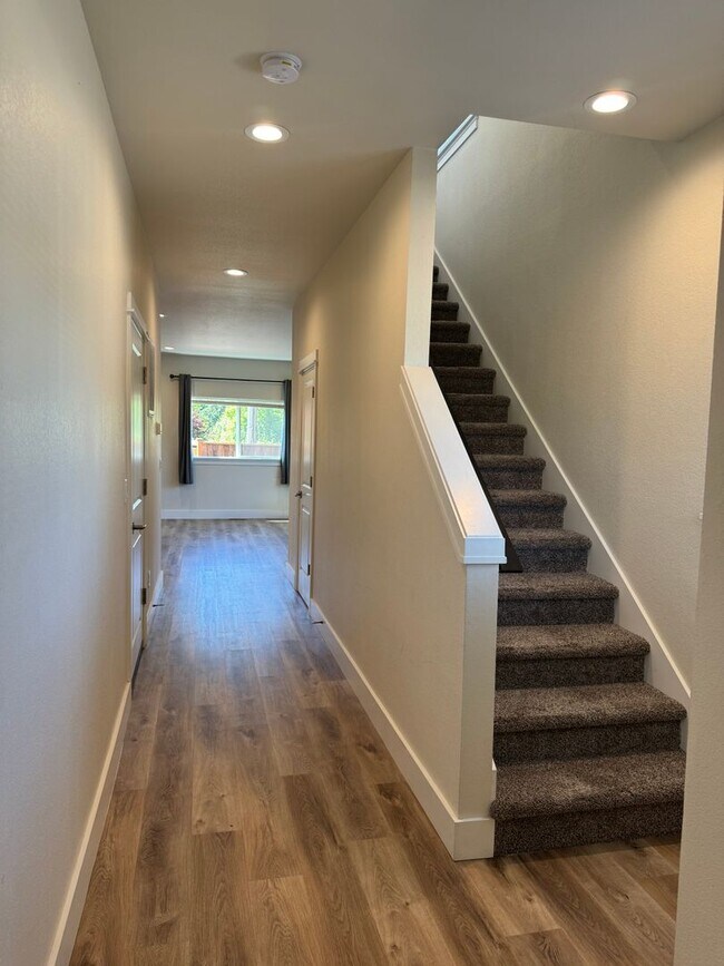 Building Photo - Newer 3 bedroom, 2.5 bath duplex in desirable neighborhood!