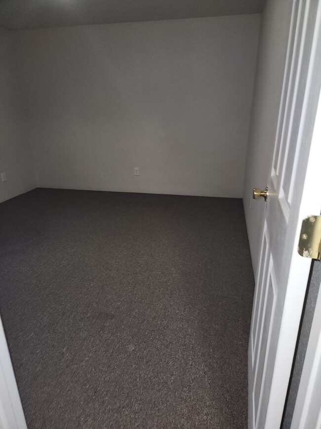 Building Photo - 2bed 1bath Duplex