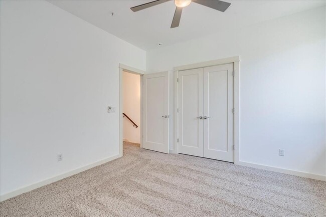 Building Photo - 4006 Valley View Rd