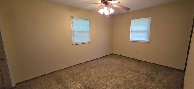 Building Photo - 3 Bedrooms, 2 baths, 2 Living Areas!  $1,295!