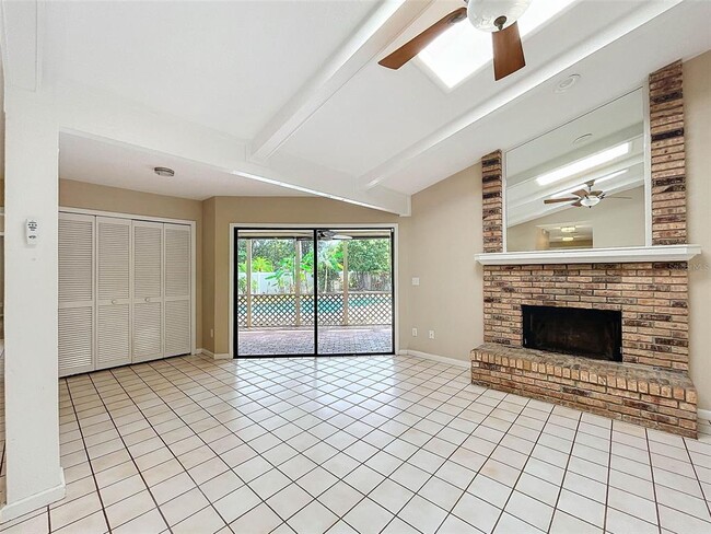 Building Photo - 951 Versailles Cir