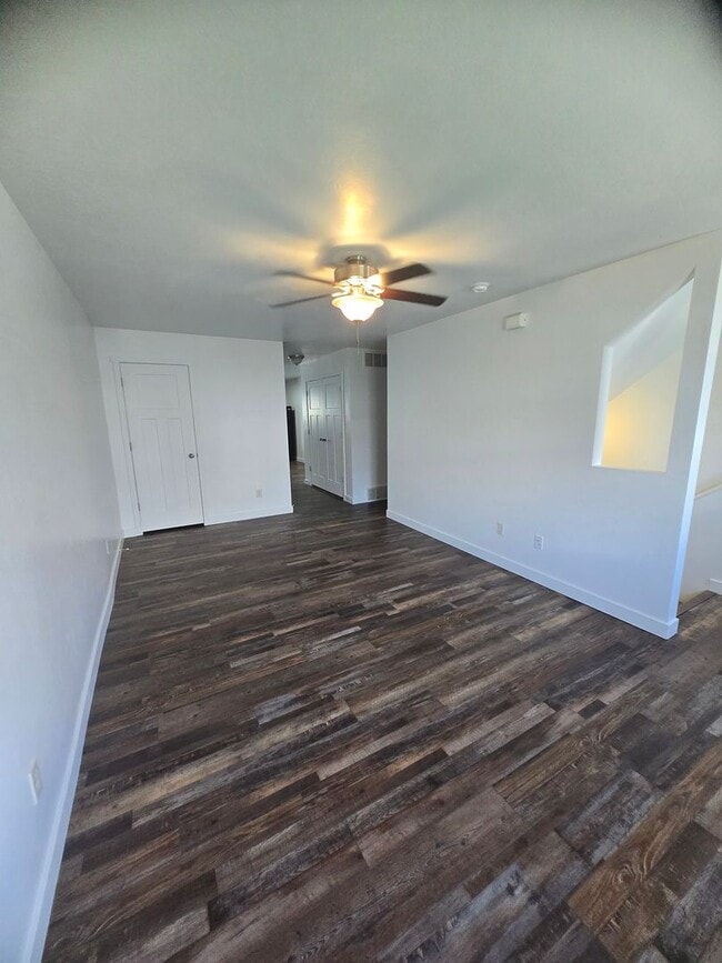 Building Photo - 3 Bed 2 Bath Townhouse for Rent!