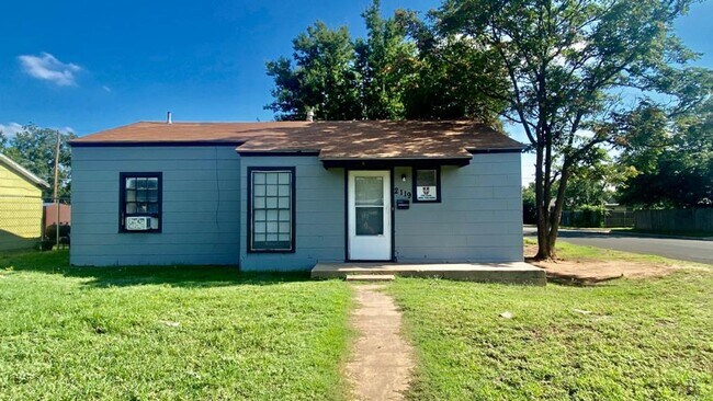 Primary Photo - Handyman Special $0 First Month's Rent / “...