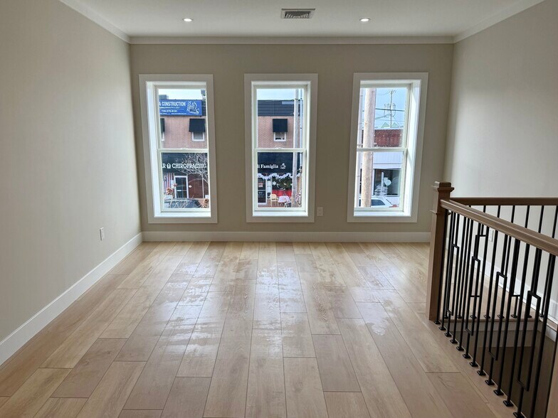 Building Photo - 906 Main St