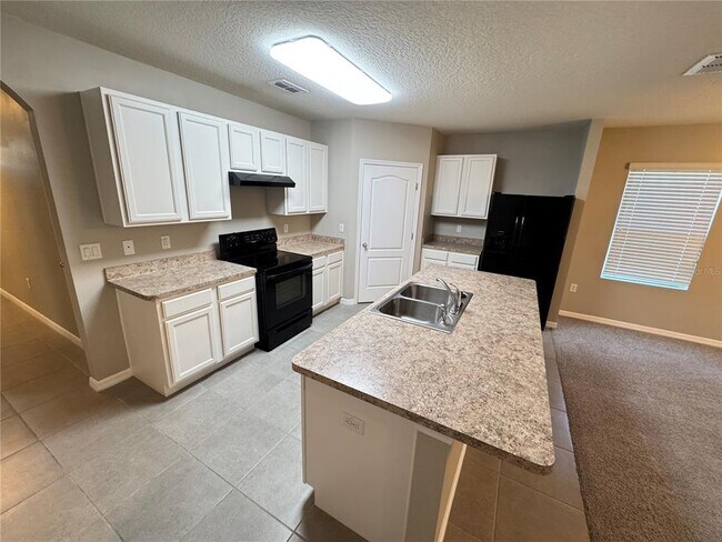 Building Photo - 2323 Silverview Dr