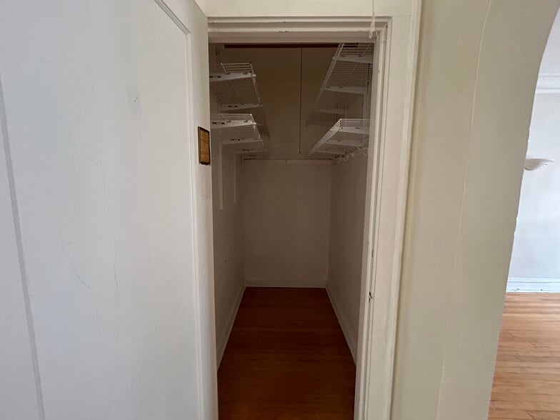 Building Photo - 910 Green Bay Rd