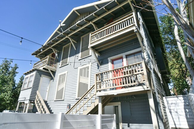 Building Photo - Charming Upper Floor 2 Bed / 1 Bath with Bonus Studio in a Prime Echo Park Location