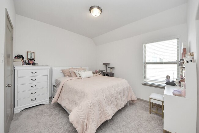 Building Photo - 1911 Sapphire Pines Ln