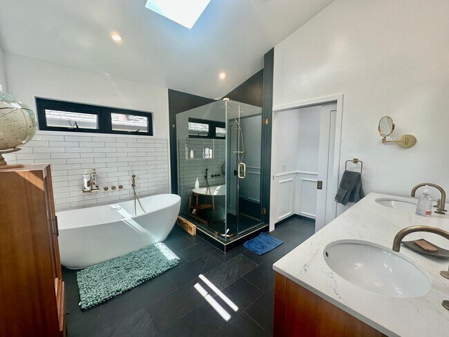 Building Photo - Palo Alto Dream Rental with Backyard Parad...