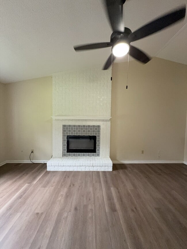 Building Photo - 425 Cedar Crk Dr