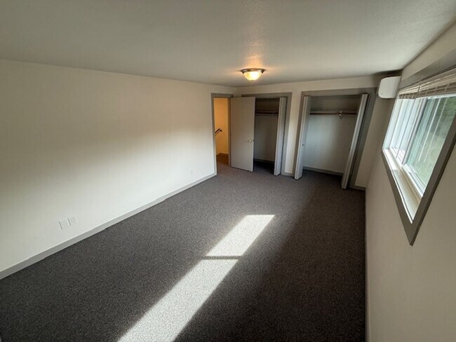 Building Photo - Fresh 3 bed/1.5 bath duplex
