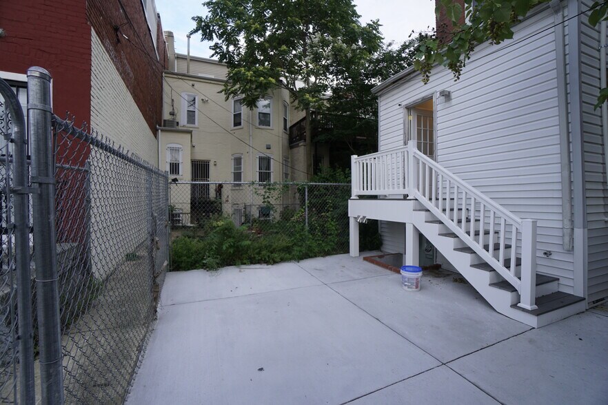 Building Photo - 2515 University Pl NW