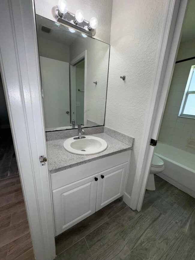 Building Photo - 553 E Ridge Cir N