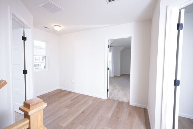 Building Photo - 245 Hollyhock Dr
