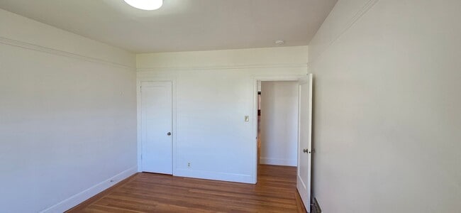 Building Photo - Top Floor, Classic Marina Style Flat in th...