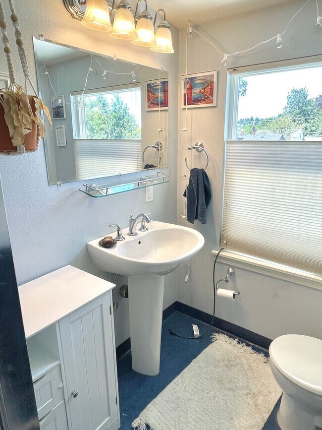Building Photo - Charming Montavilla bungalow, 3 bed, 2 bath with fully fenced backyard