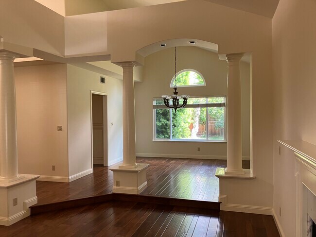 Building Photo - 659 Sun Tree Ct