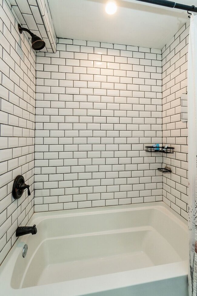 Building Photo - 3 BED · 1.5 BATH · MODERN INDUSTRIAL · AVA...
