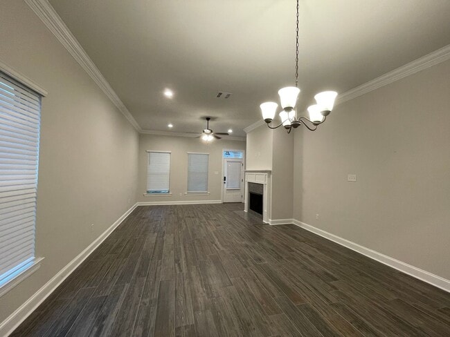 Building Photo - 4 Bedroom House Near LSU
