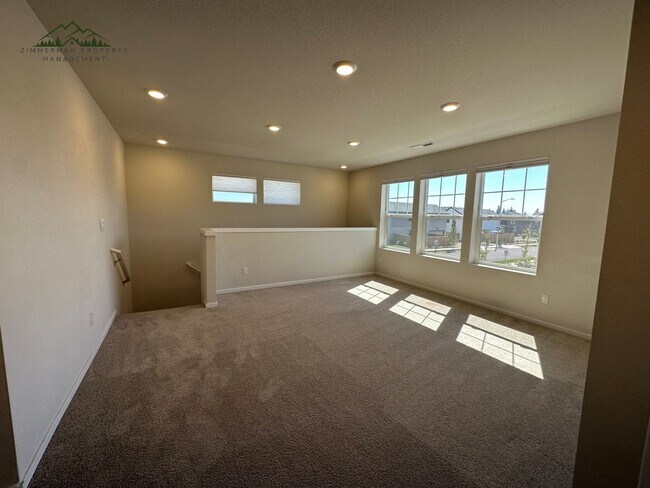 Building Photo - Gorgeous 5-bedroom, 3-bathroom home is desirable Springfield neighborhood