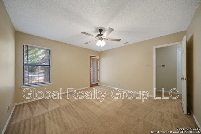 Building Photo - 118 Golden Way