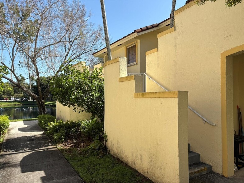 Building Photo - 6235 SW 47th Mnr