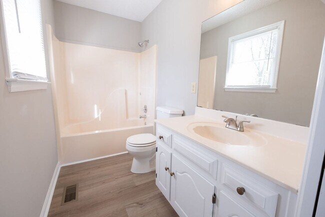 Building Photo - 125 Honeytree Dr