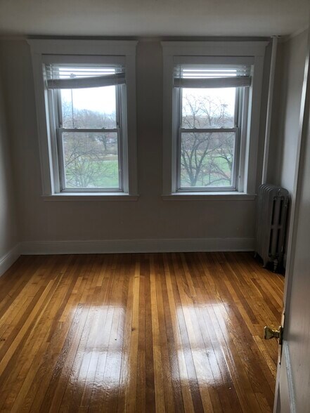 Building Photo - 121 Park Dr